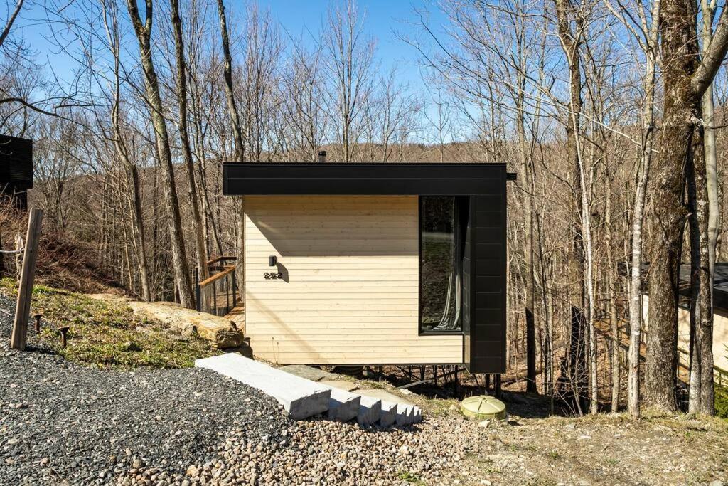 Cabin Sutton 252 - En Harmonie Avec La Nature! Villa Exterior photo
